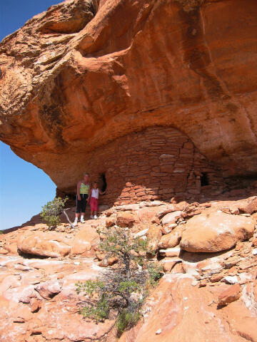 Shauna and Sierra explore the ruins.